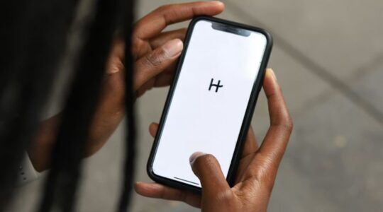 Vrouw die Hinge opent op haar telefoon