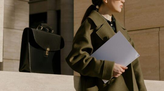 Vrouw met dossiers in haar handen.