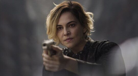 Verônica richt een pistool in de misdaadserie Bom Dia, Verônica.