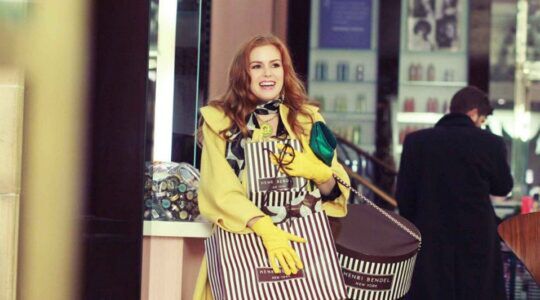 Meisje met veel tassen vast.