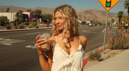 Jonge vrouw op vakantie in Amerika.