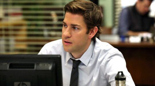 Jim uit The Office achter een computer.