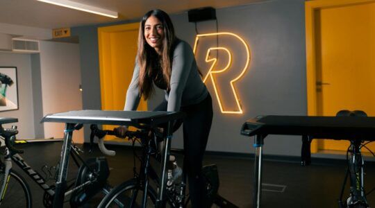 Vrouw op een indoor spinning.