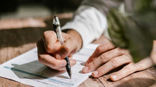 Een man ondertekent een koopcontract.