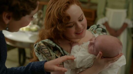 Penelope met haar baby in Bridgerton