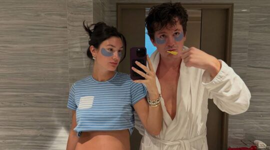 Charlie Puth met zijn vrouw Brooke in de badkamer.