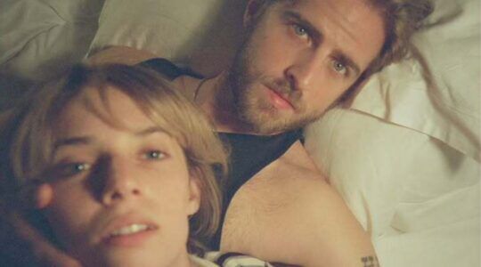 Maya Hawke met Christian Lee Hutson in bed.