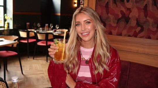 Denise van der Laan met een glas drinken.