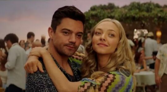 Sky en Sophie in elkaars armen in de film Mamma Mia.