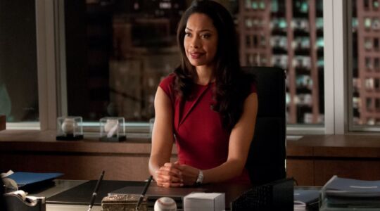 Vrouw aan een bureau in de serie Suits.