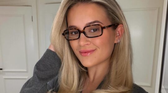 Molly Mae na het gebruik van haar haarserum.