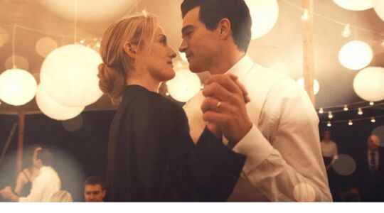 John F Kennedy en Carolyn Bessette dansen samen in de serie Love Story.