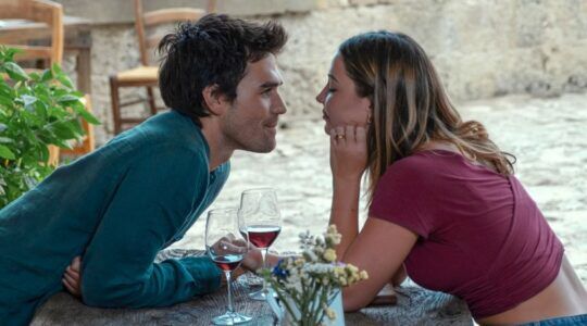 Heather en Jack kijken elkaar verliefd aan.