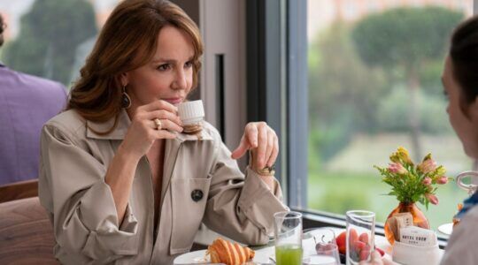 Sylvie in Emily in Paris eet haar ontbijt.