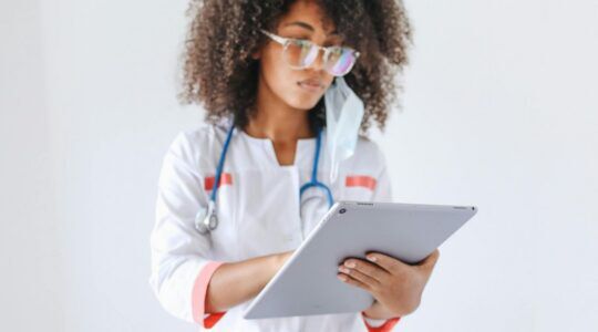 Arts kijkend op tablet