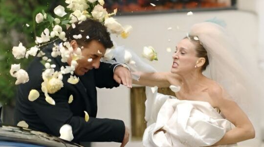 Carrie slaat Big met bloemen in Sex And The City