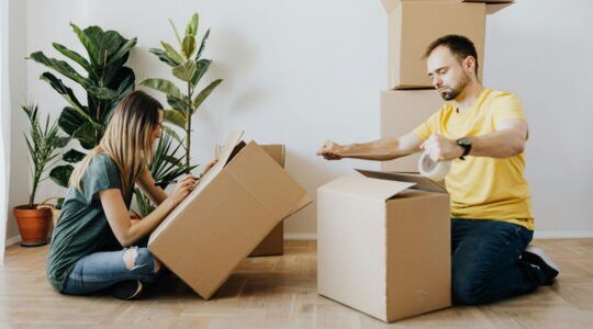 Man en vrouw aan het verhuizen