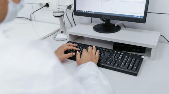 Dokter aan het typen op computer