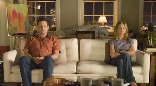 Koppel ver uit elkaar op de bank.