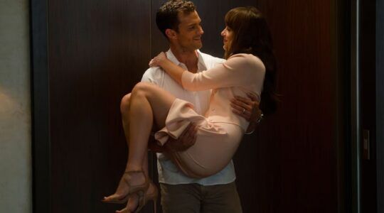 Ana en Christian in de lift.