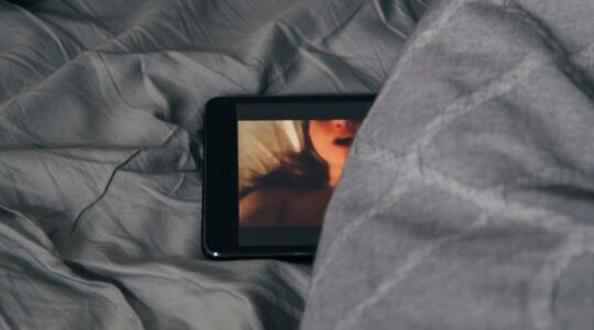 Telefoon tussen de lakens.