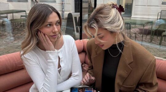 Twee vrouwen op een bankje.