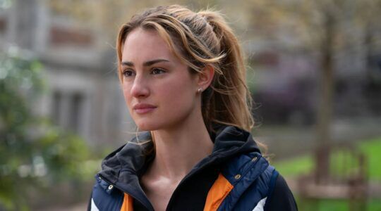 Een jonge vrouw is buiten aan het hardlopen.