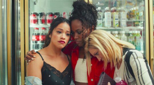 Jenny, Blair en Erin knuffelen elkaar.