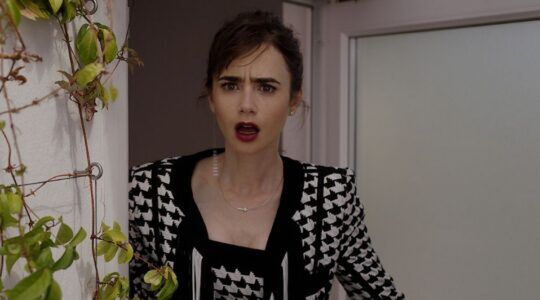 Emily in Emily in Paris kijkt geschokt.