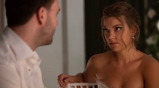 Bree en Stephen kijken elkaar aan in Tell Me Lies.