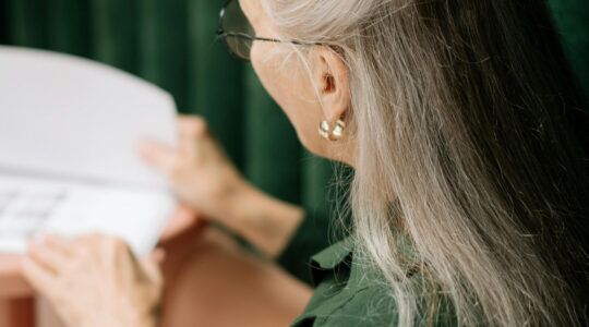 Vrouw met grijs haar.