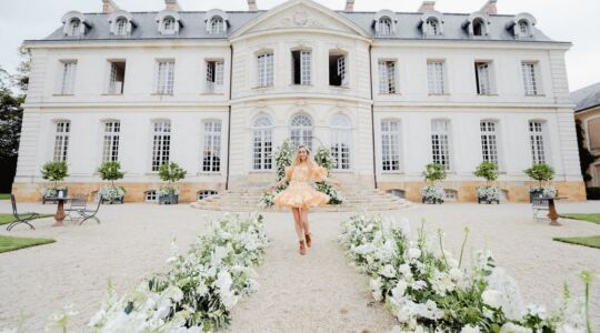 Hella Huizinga bij een kasteel in Frankrijk als bruiloftslocatie.