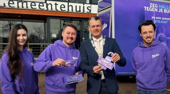 Overhandiging Milka Hallo-Pack aan Evert Jan Nieuwenhuis, burgemeester van Waddinxveen.