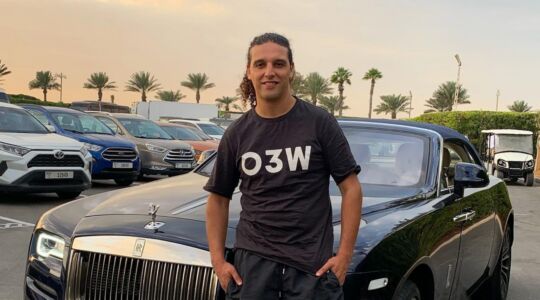 Ali B voor een auto.