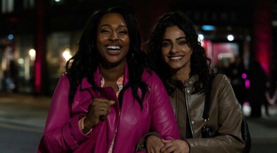 Twee vriendinnen op straat