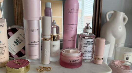 Tafel met huidproducten