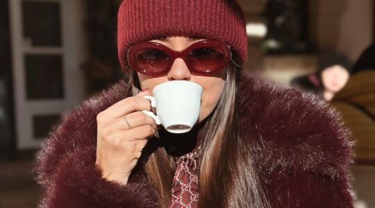 Meid die lekker een bakkie pleur drinkt.