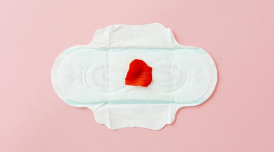 een maandverbandje met een rozenblaadje