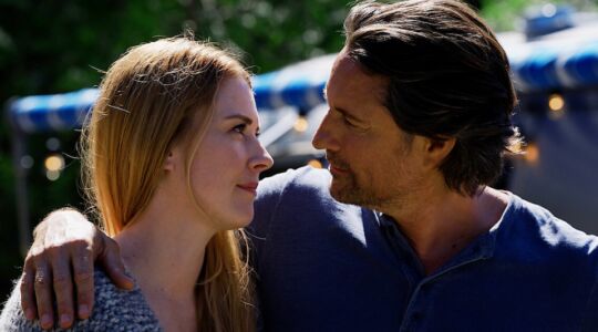 Mel en Jack kijken verliefd naar elkaar in de serie Virgin River.