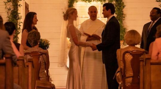 Bruid en bruidegom staan voor het altaar in de serie Love Story.