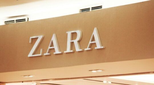 Het logo van Zara op een muur.