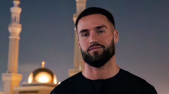 Donny Roelvink voor een moskee.