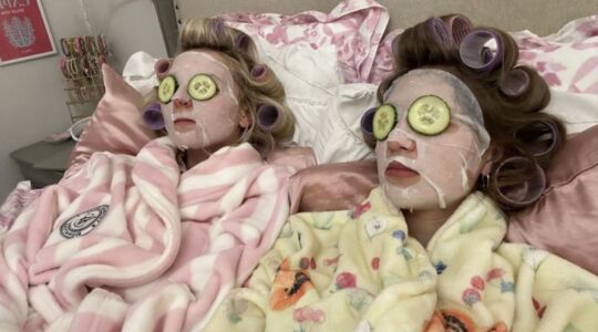 Twee meiden relaxend met maskertjes op.