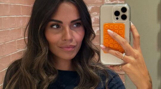 Monica Geuze maakt een selfie.