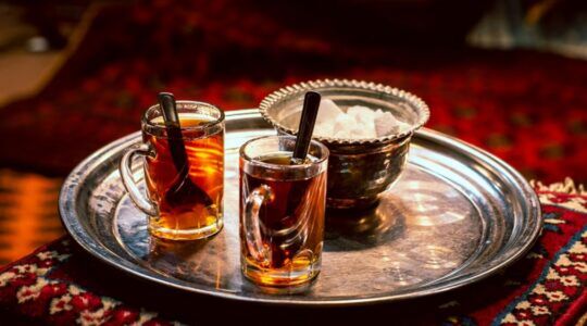 Kopjes thee op een kleedje.