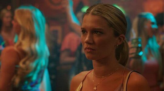 Taylor Jewel kijkt boos.