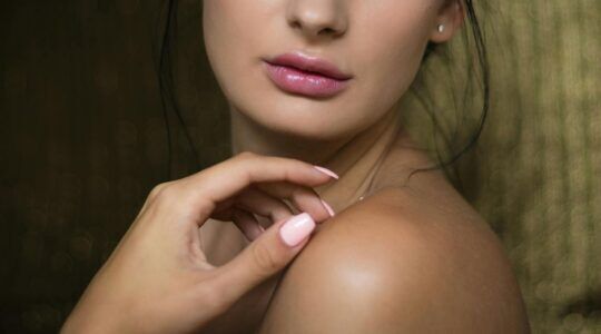 Vrouw met haar hand op haar schouder.