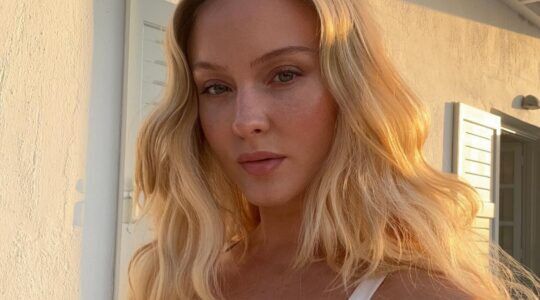 Zara Larsson maakt een selfie.