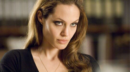 Angelina Jolie kijkt naar de camera.