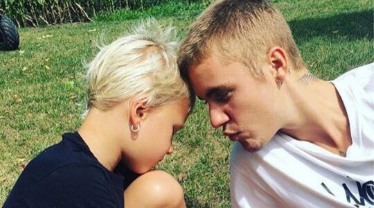 Justin Bieber met zijn broertje Jaxon met de hoofden tegen elkaar.